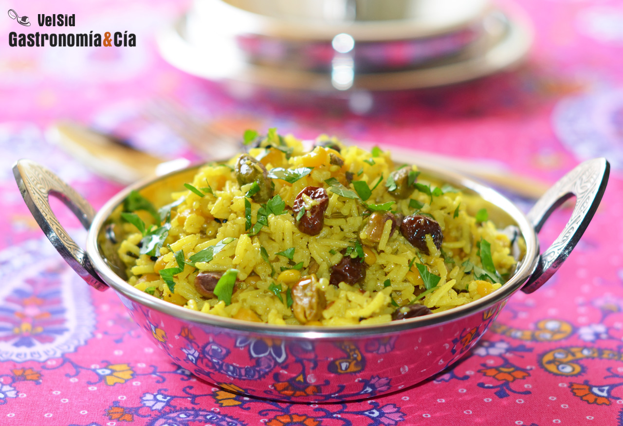 Arroz pilaf con lentejas amarillas y pistachos