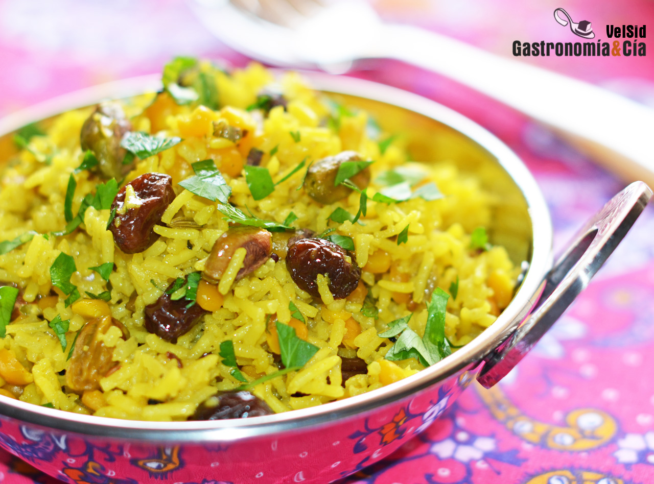 Arroz pilaf con lentejas amarillas y pistachos