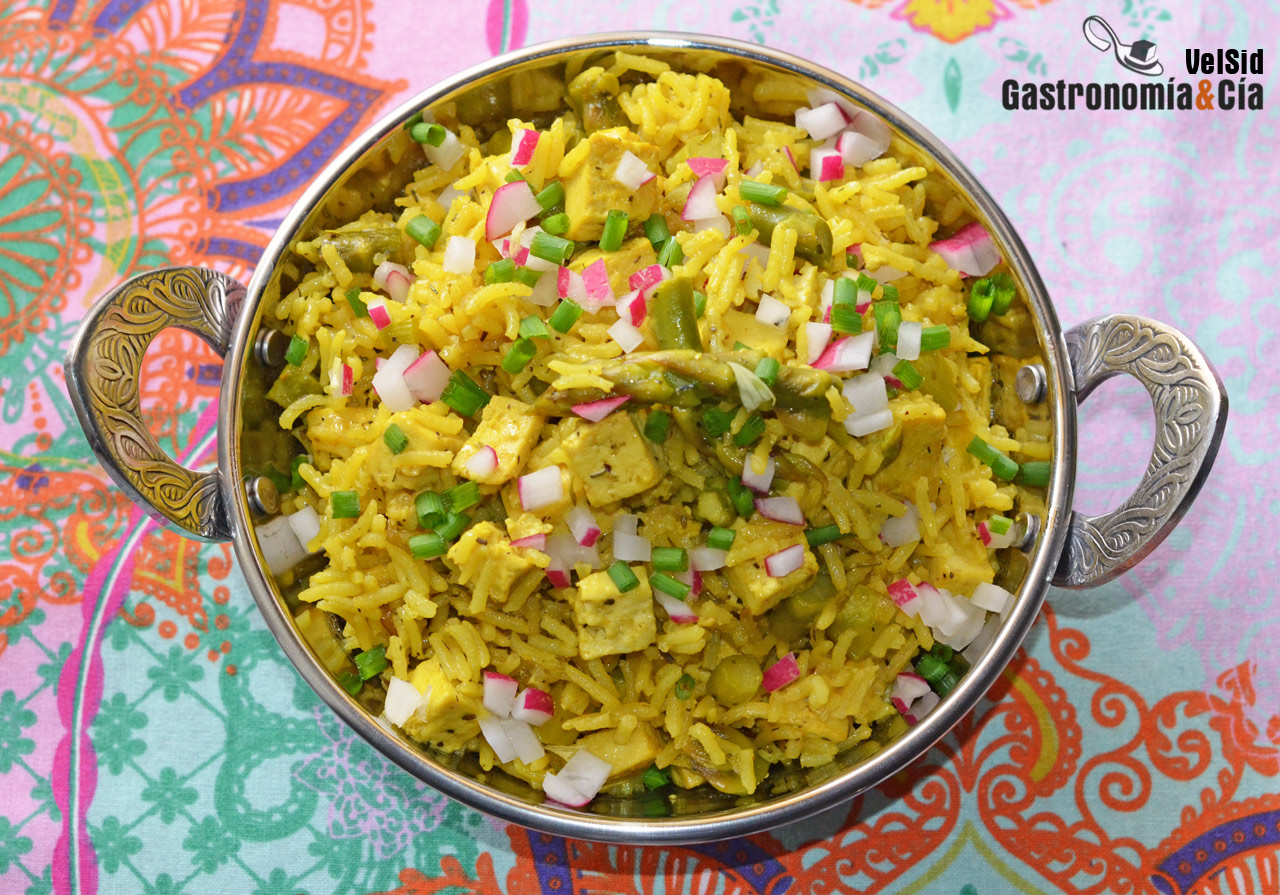 Arroz pilaf con tofu, espárragos y almendras