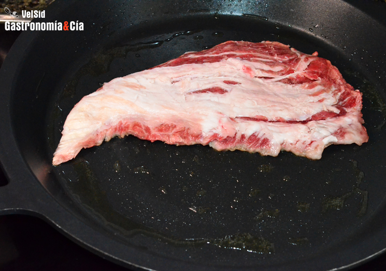 Arroz con trompeta amarilla, shiitake y pluma 