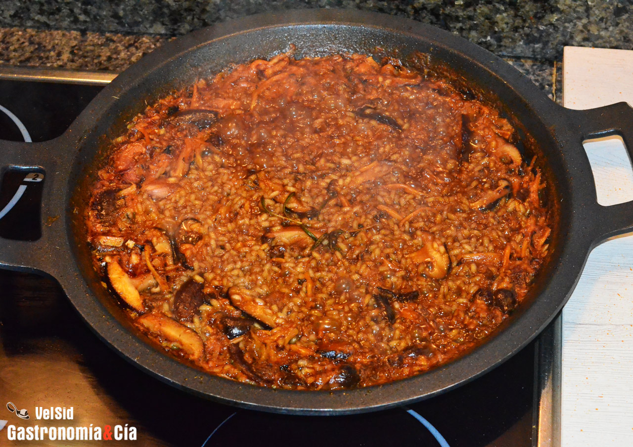 Arroz con trompeta amarilla, shiitake y pluma