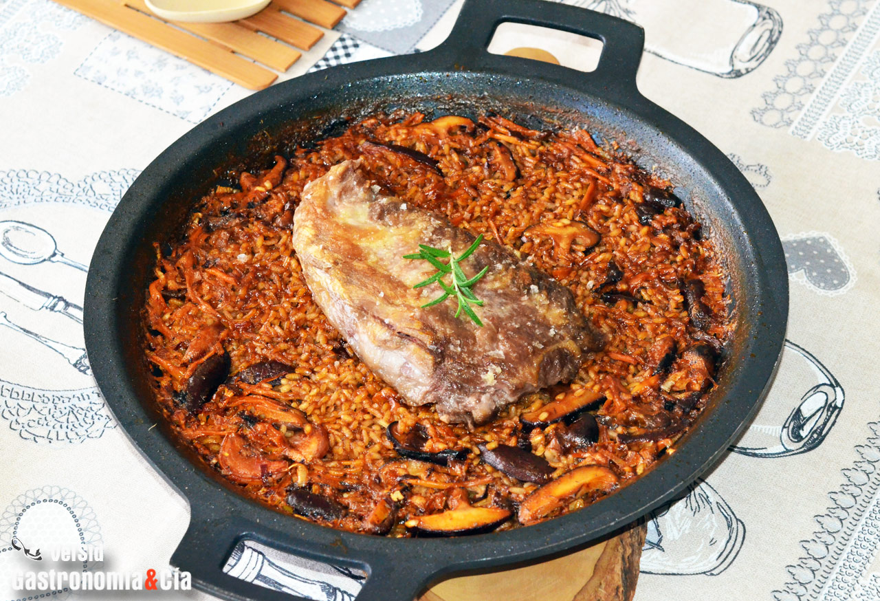 Arroz con trompeta amarilla, shiitake y pluma