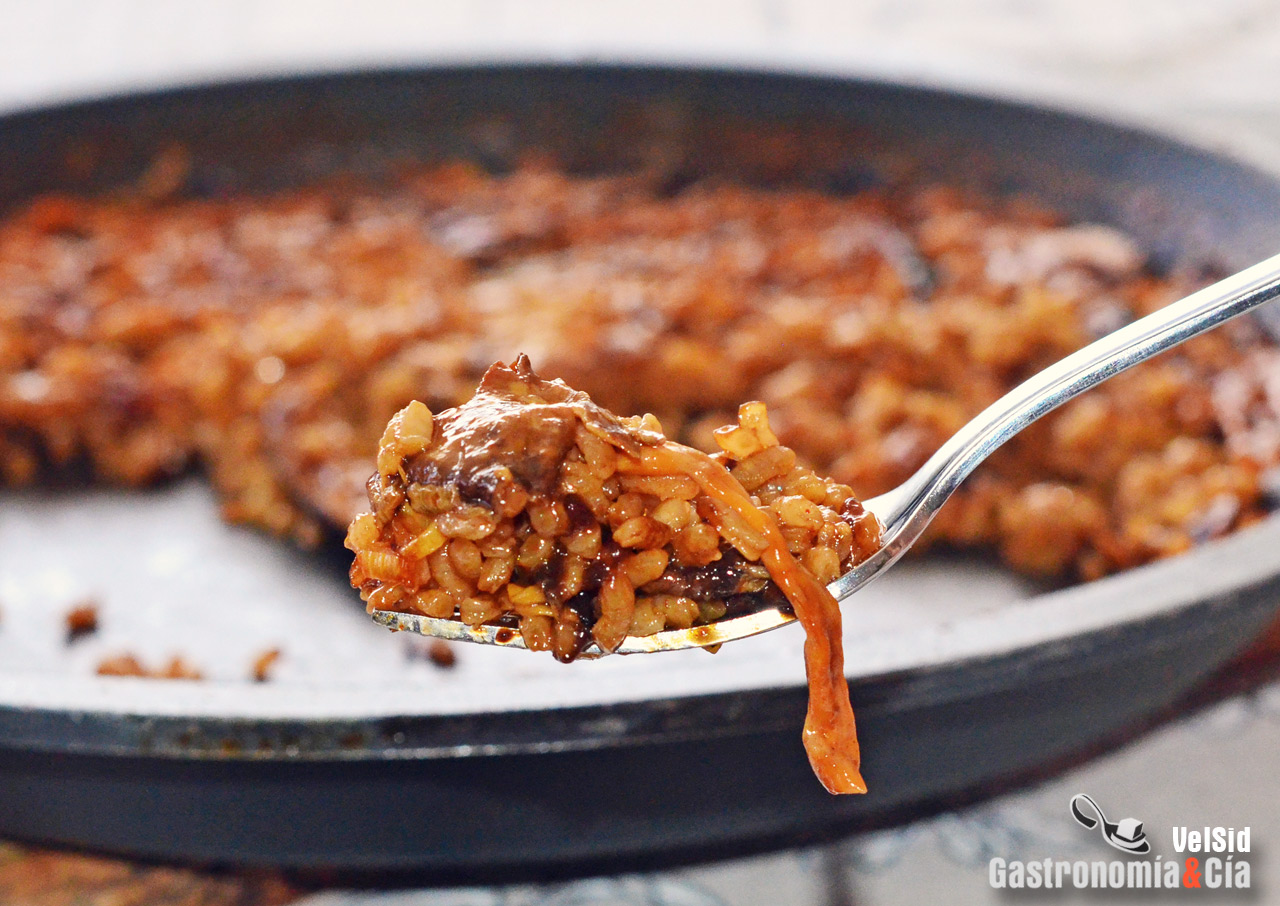 Arroz con trompeta amarilla, shiitake y pluma