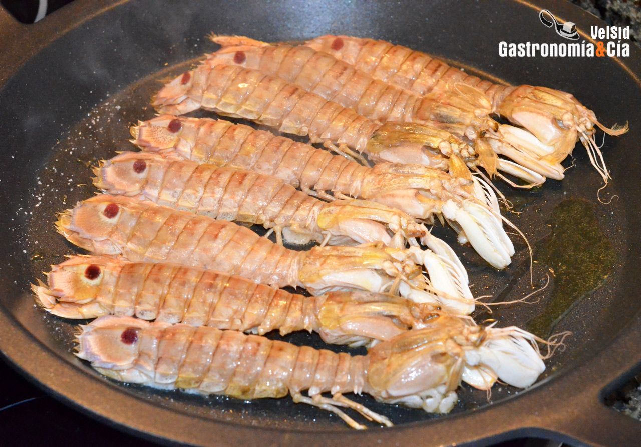 Arroz en paella con pulpo y galeras