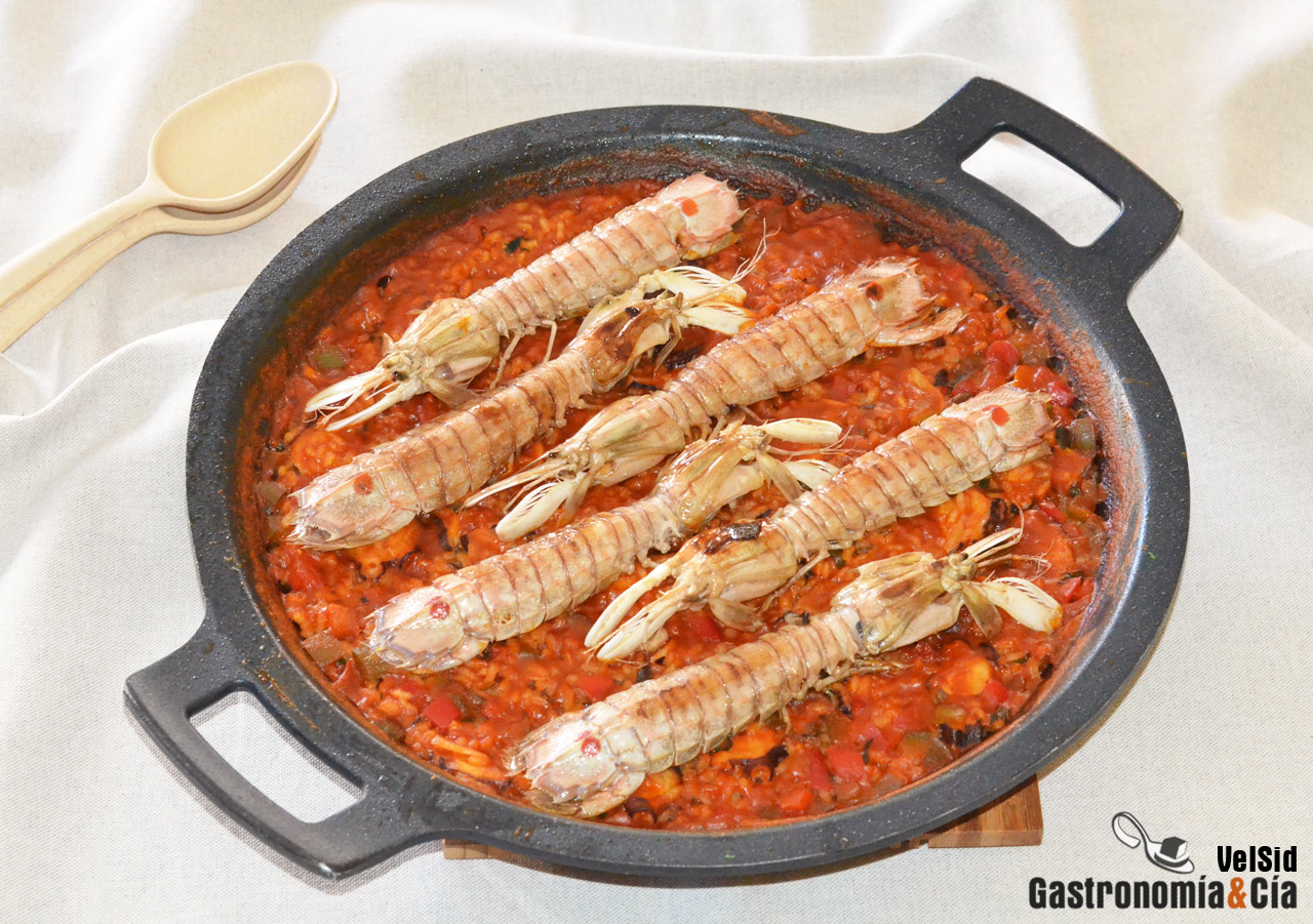 Arroz en paella con pulpo y galeras