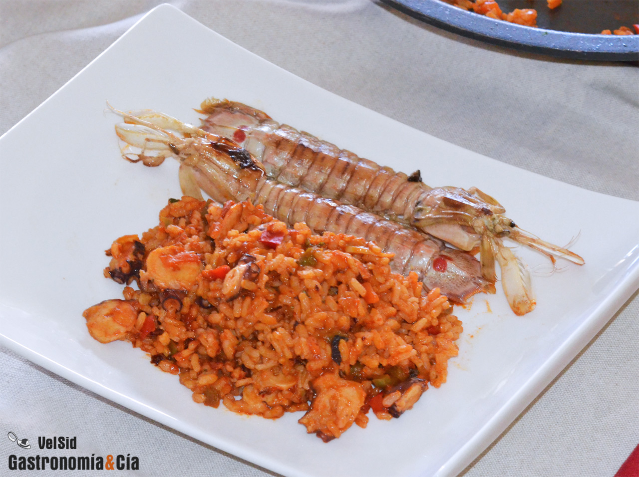 Arroz en paella con pulpo y galeras
