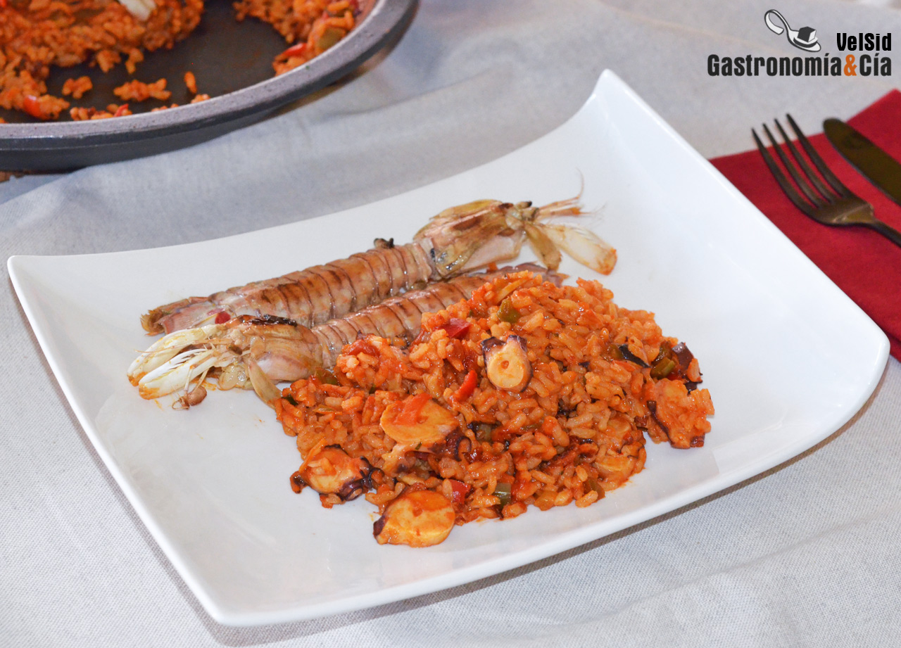 Arroz en paella con pulpo y galeras