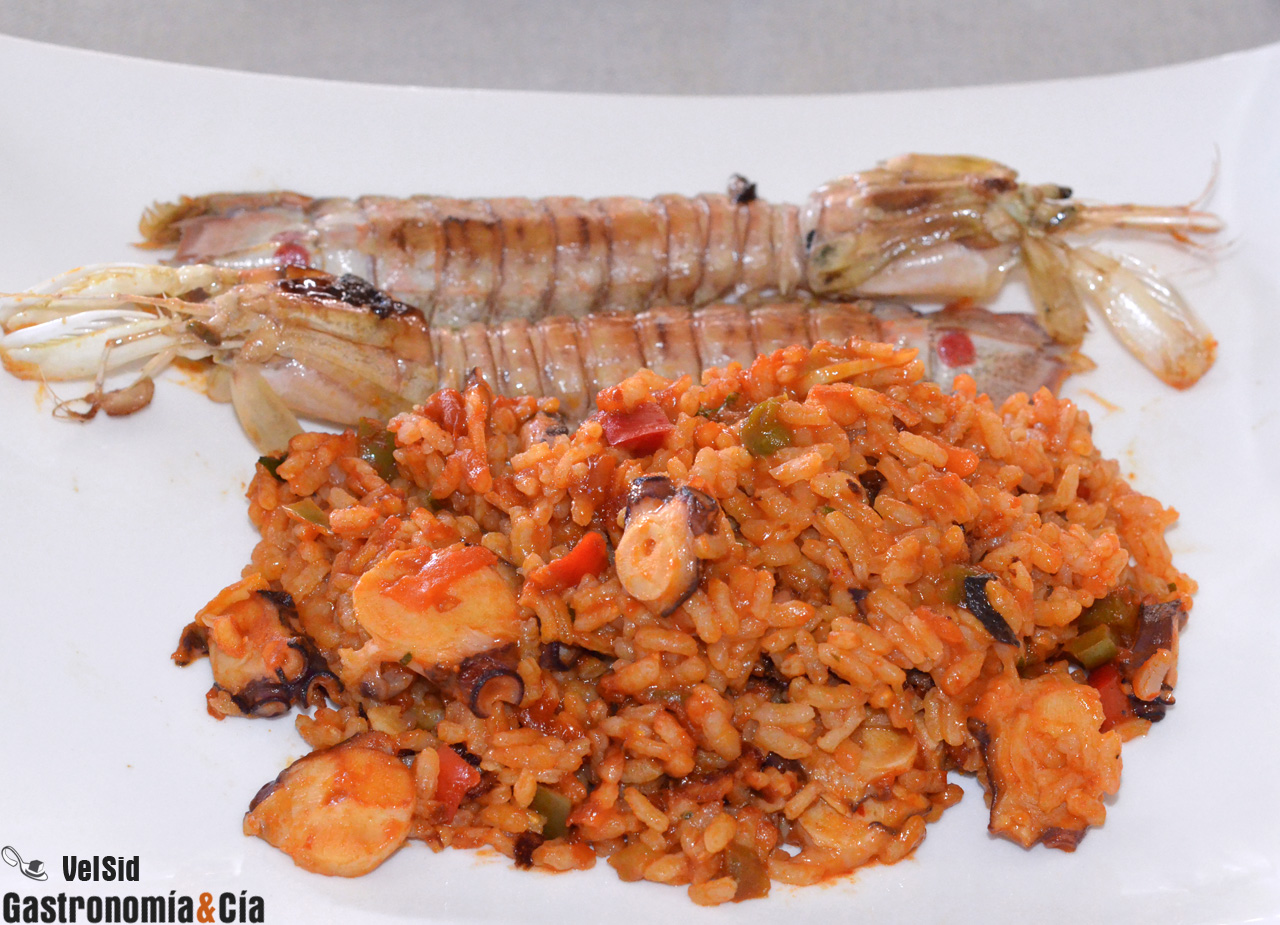 Arroz en paella con pulpo y galeras