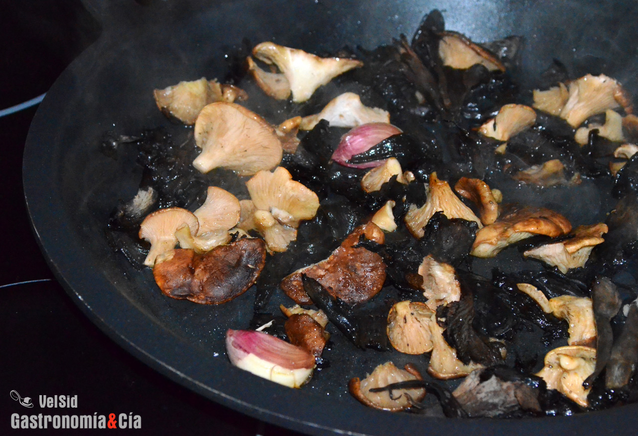Arroz con seta de cardo y trompeta negra