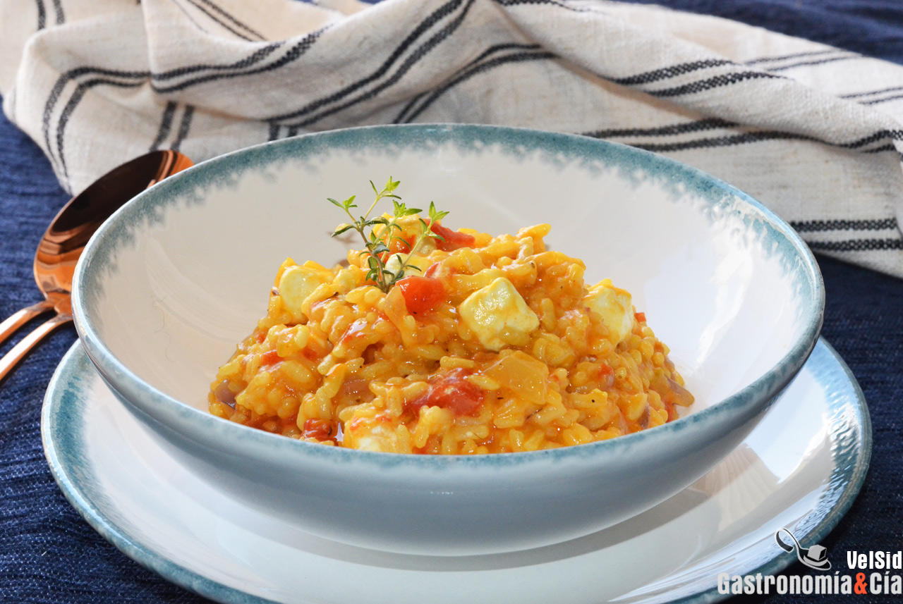 Arroz con tomate, queso feta y tomillo