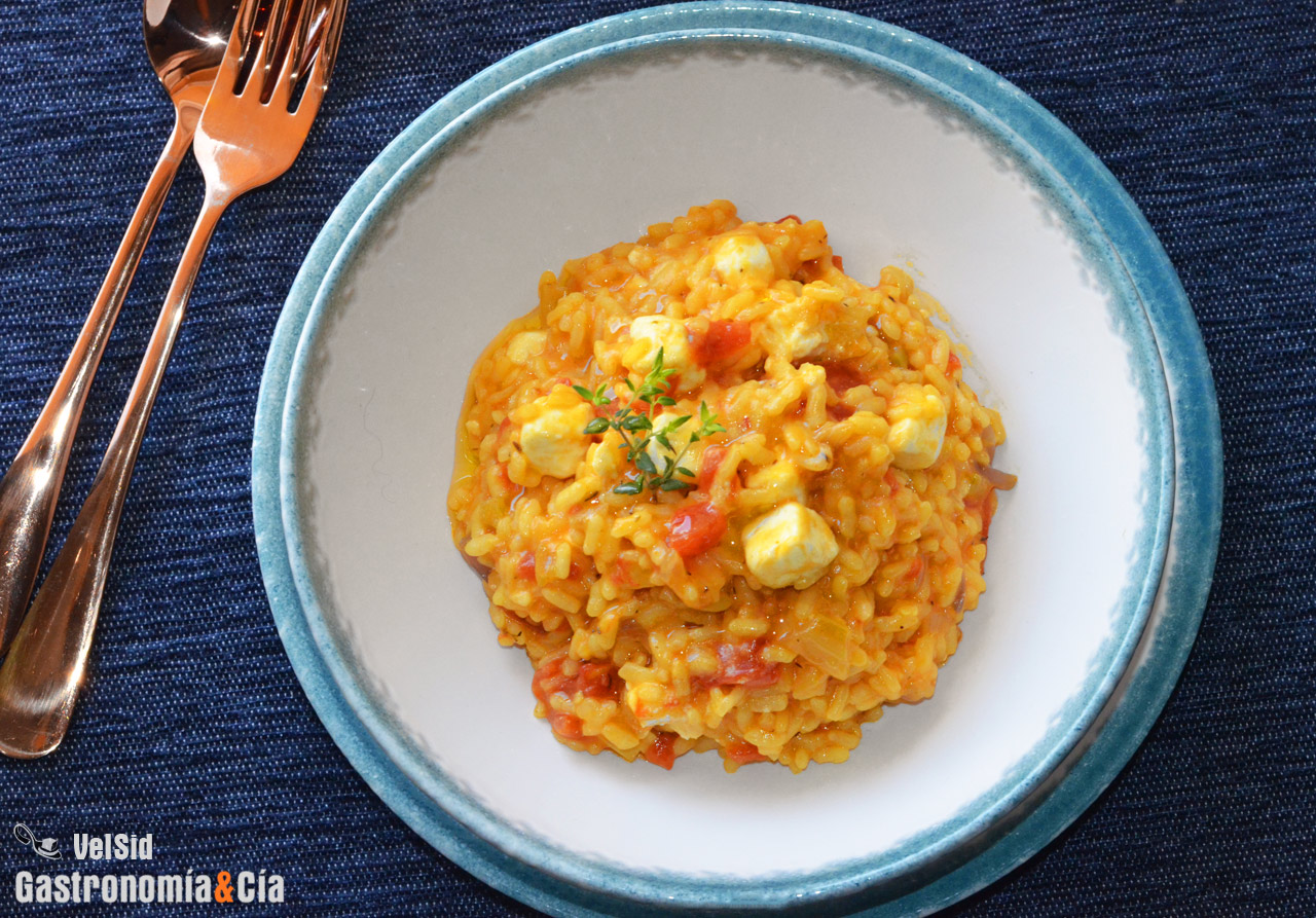 Arroz con tomate, queso feta y tomillo