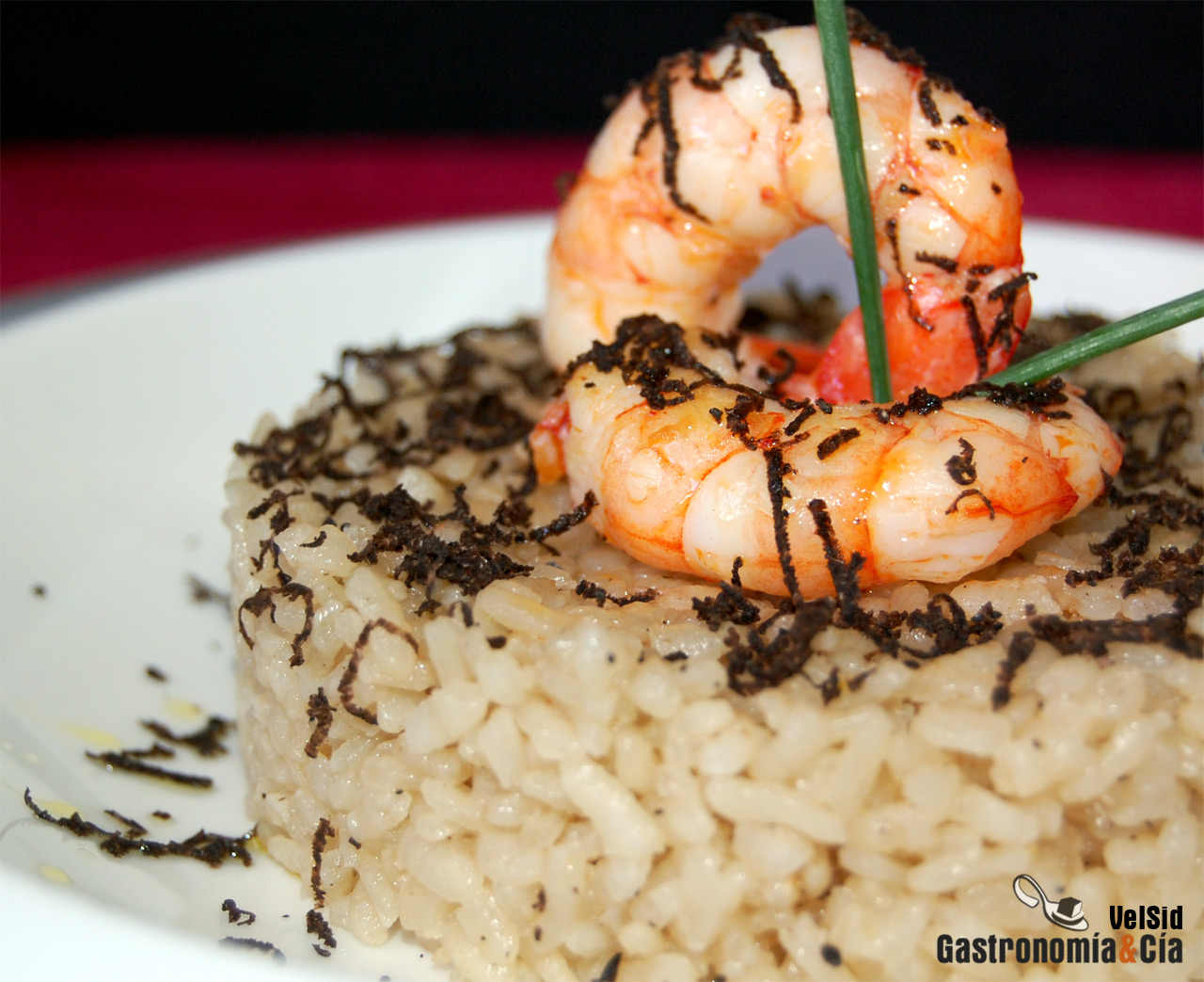Arroz trufado con langostinos y trompetas de la muerte