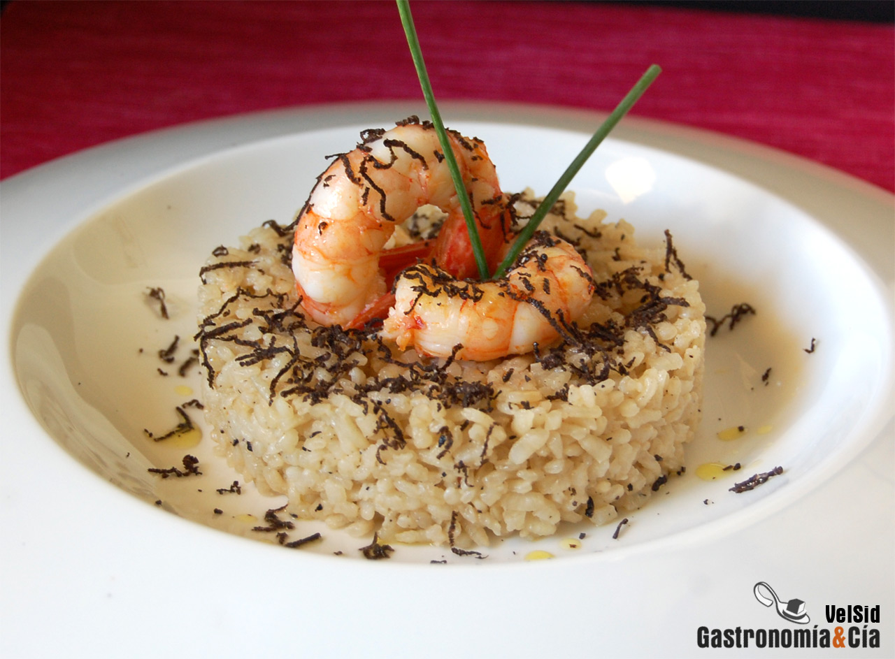 Arroz trufado con langostinos y trompetas de la muerte