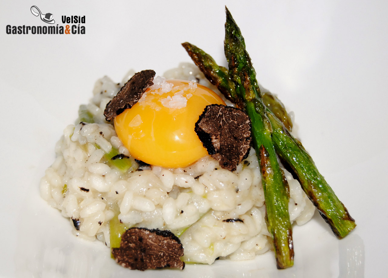 Arroz trufado con espárragos y yema de huevo