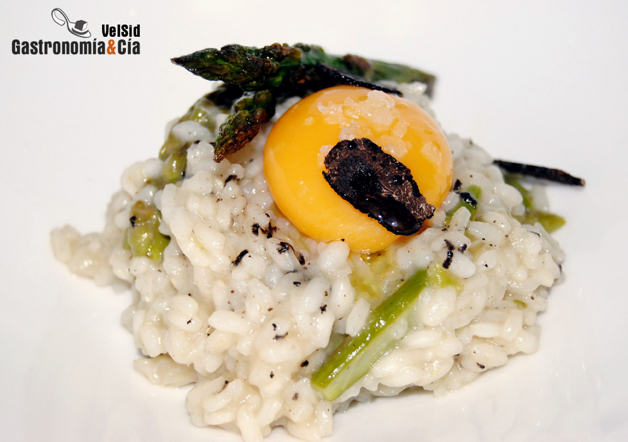 Arroz trufado con espárragos y yema de huevo