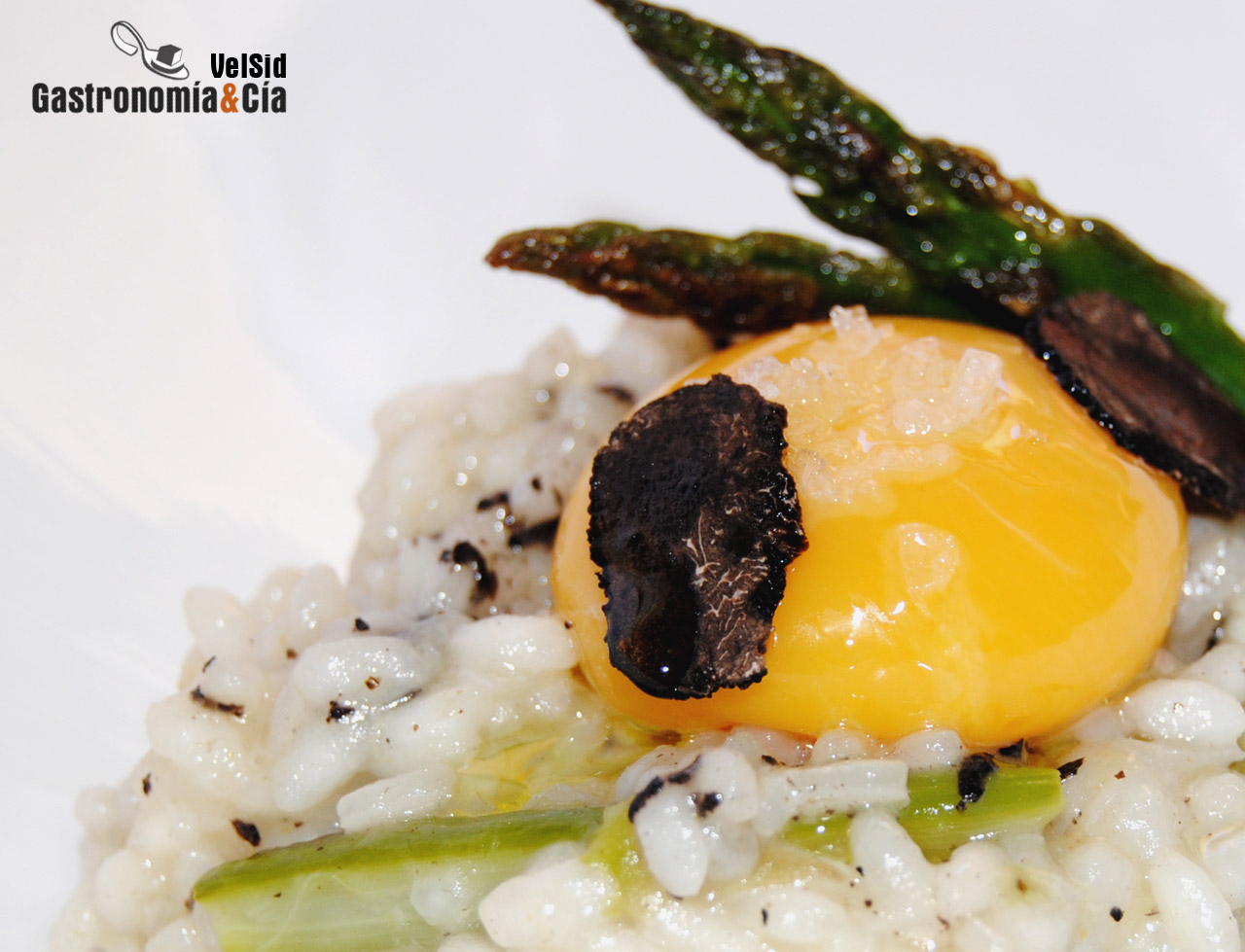 Arroz trufado con espárragos y yema de huevo