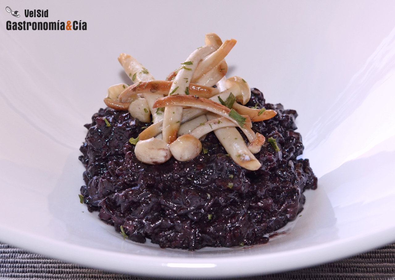 Arroz venere con chirivía y jamón ibérico