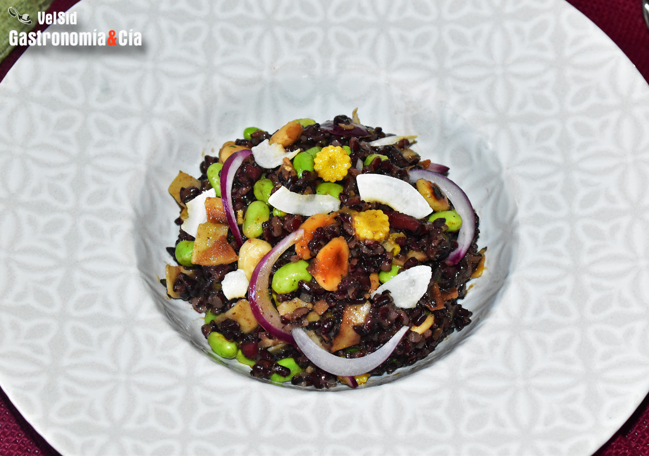 Arroz venere con mango, coco y edamame