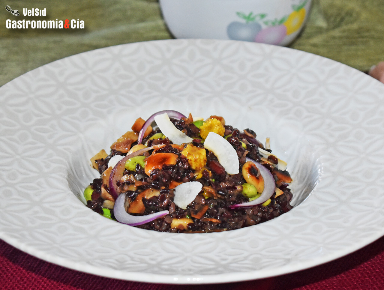 Arroz venere con mango, coco y edamame