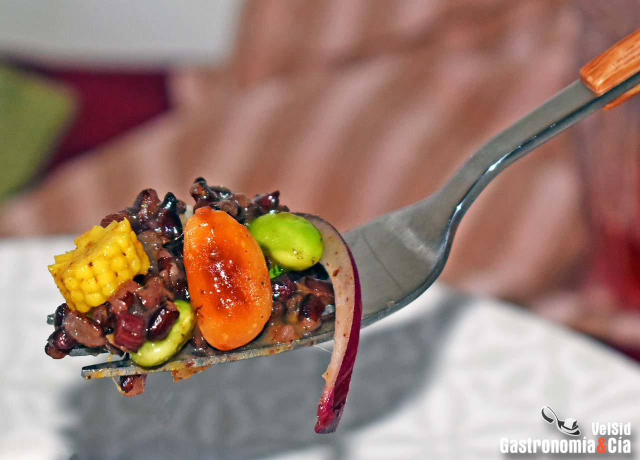 Arroz venere con mango, coco y edamame