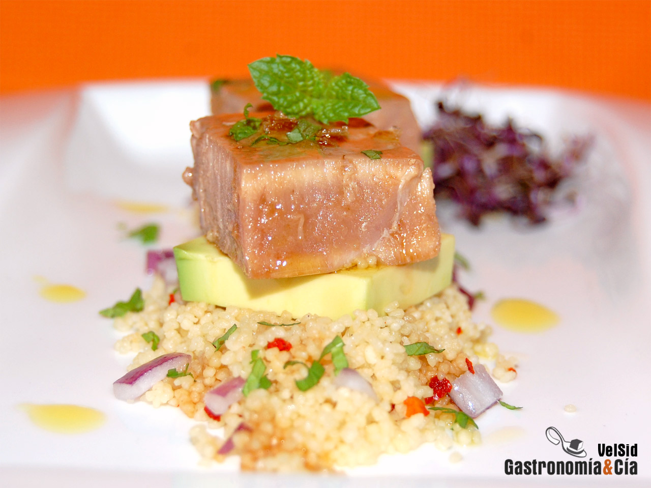 Atún con aguacate y cuscús de jengibre y limón