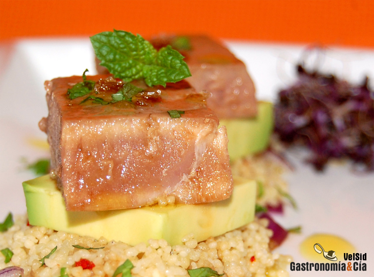 Atún con aguacate y cuscús de jengibre y limón