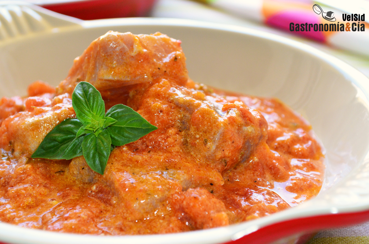 Atún en salsa de curry rojo