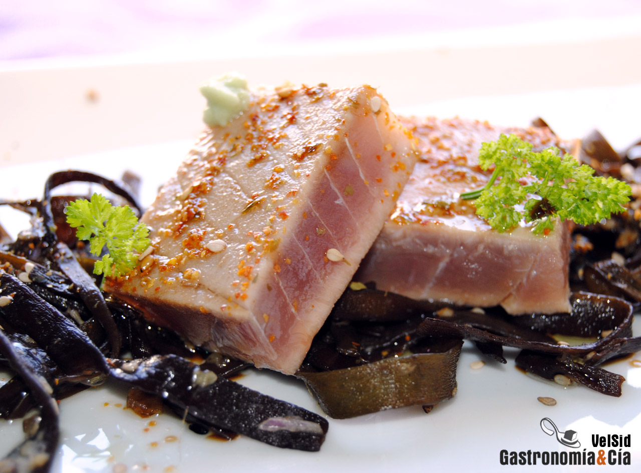 Atún marinado con espagueti de mar