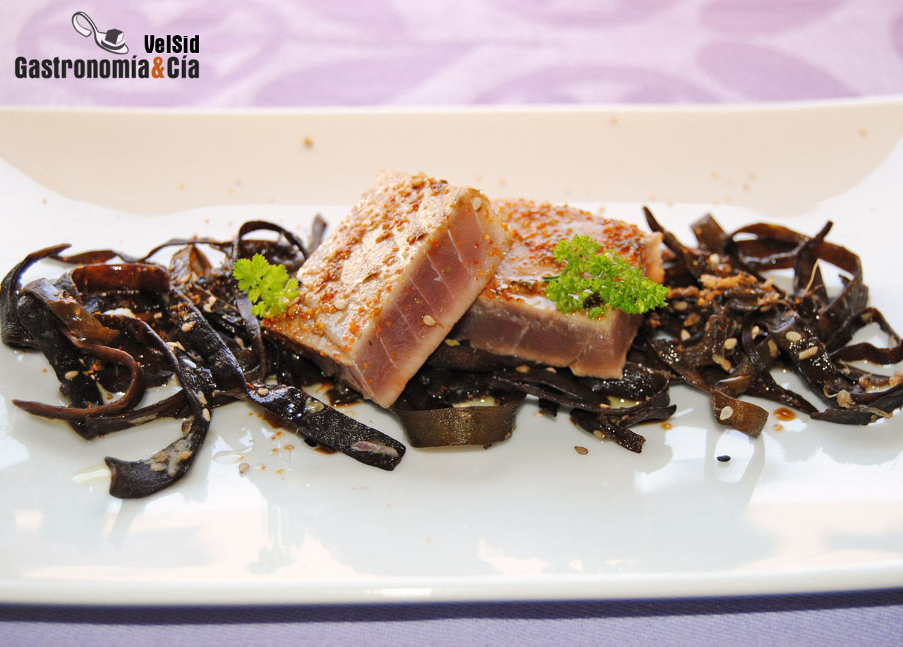 Atún marinado con espagueti de mar