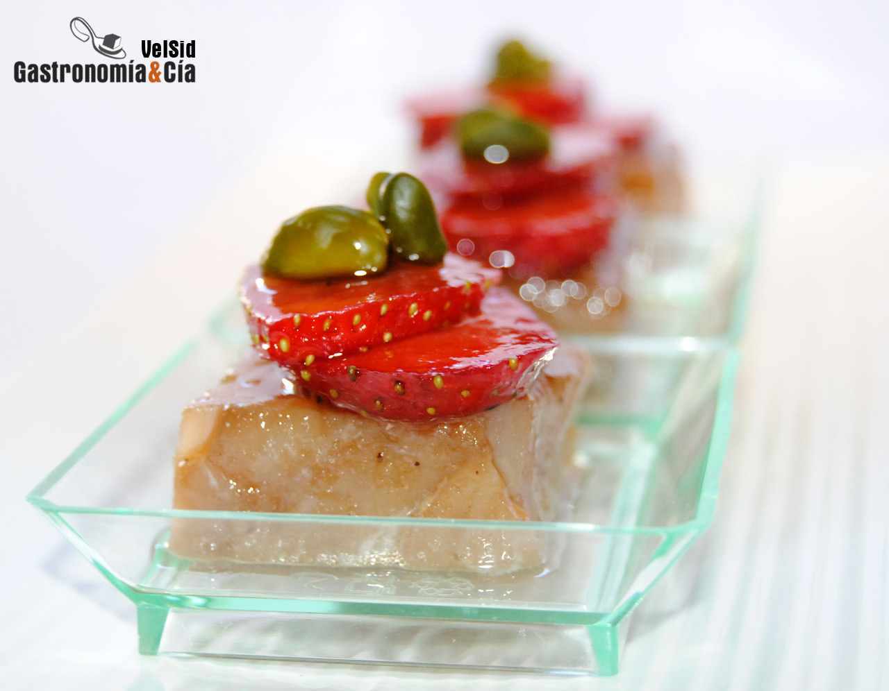 Atún marinado con fresas y pistacho verde