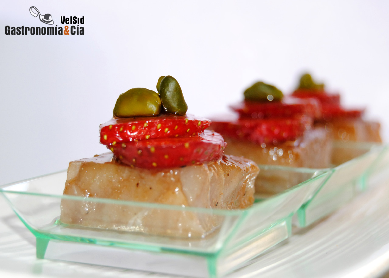 Atún marinado con fresas y pistacho verde