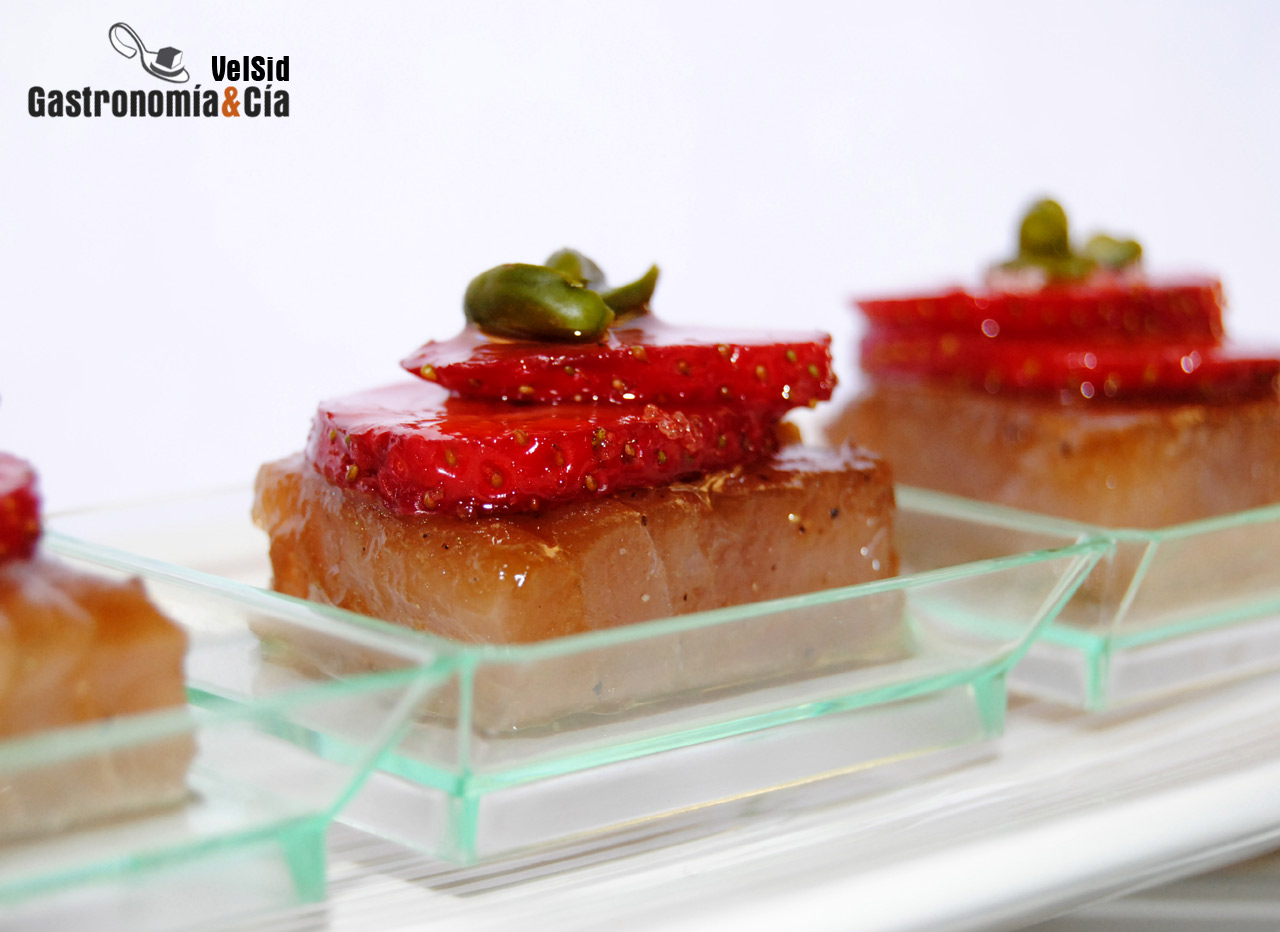 Atún marinado con fresas y pistacho verde