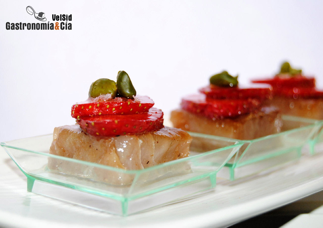 Atún marinado con fresas y pistacho verde