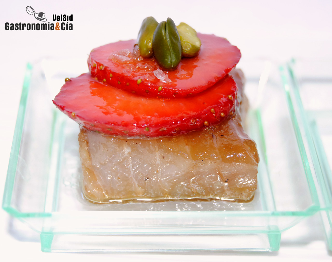 Atún marinado con fresas y pistacho verde