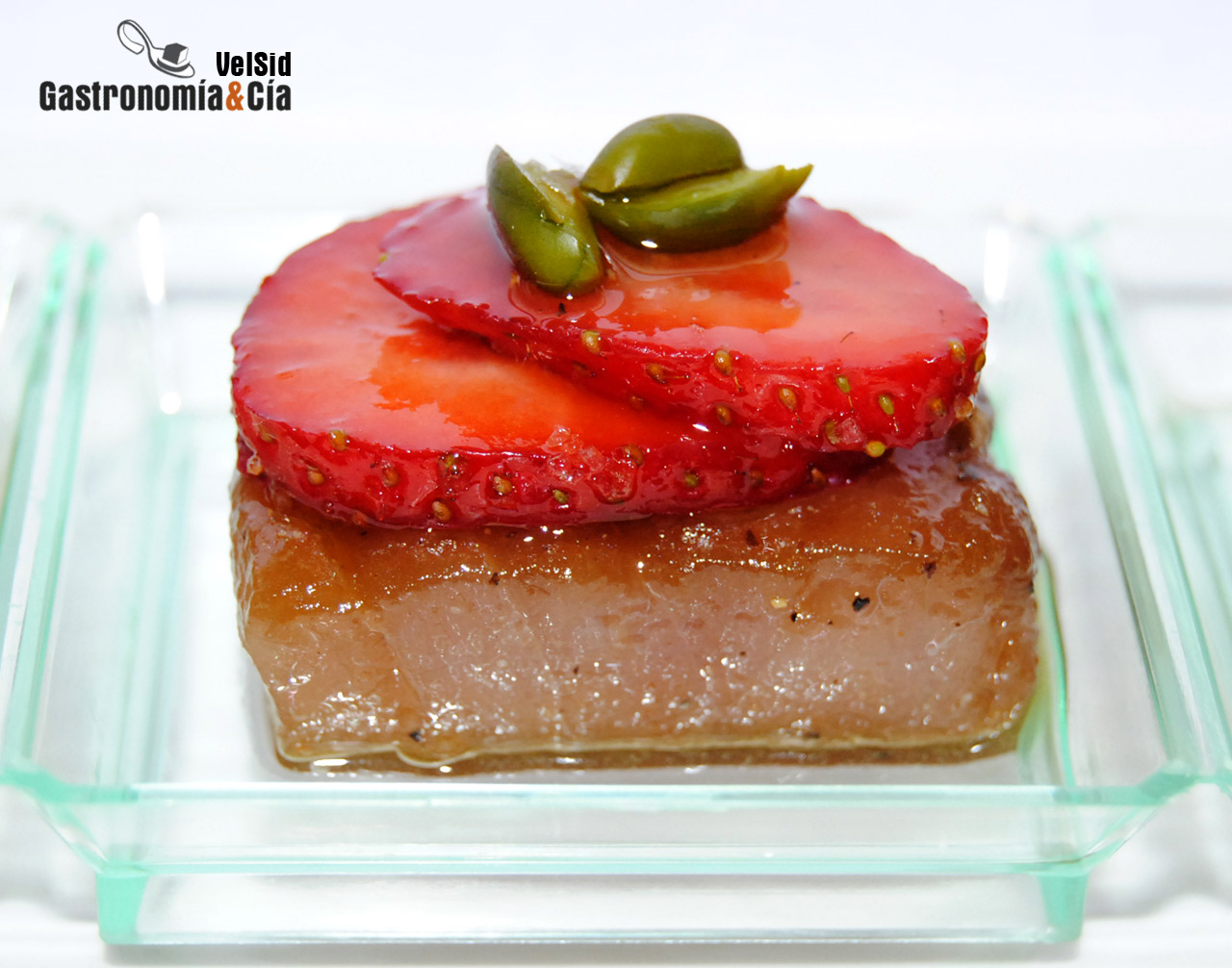 Atún marinado con fresas y pistacho verde