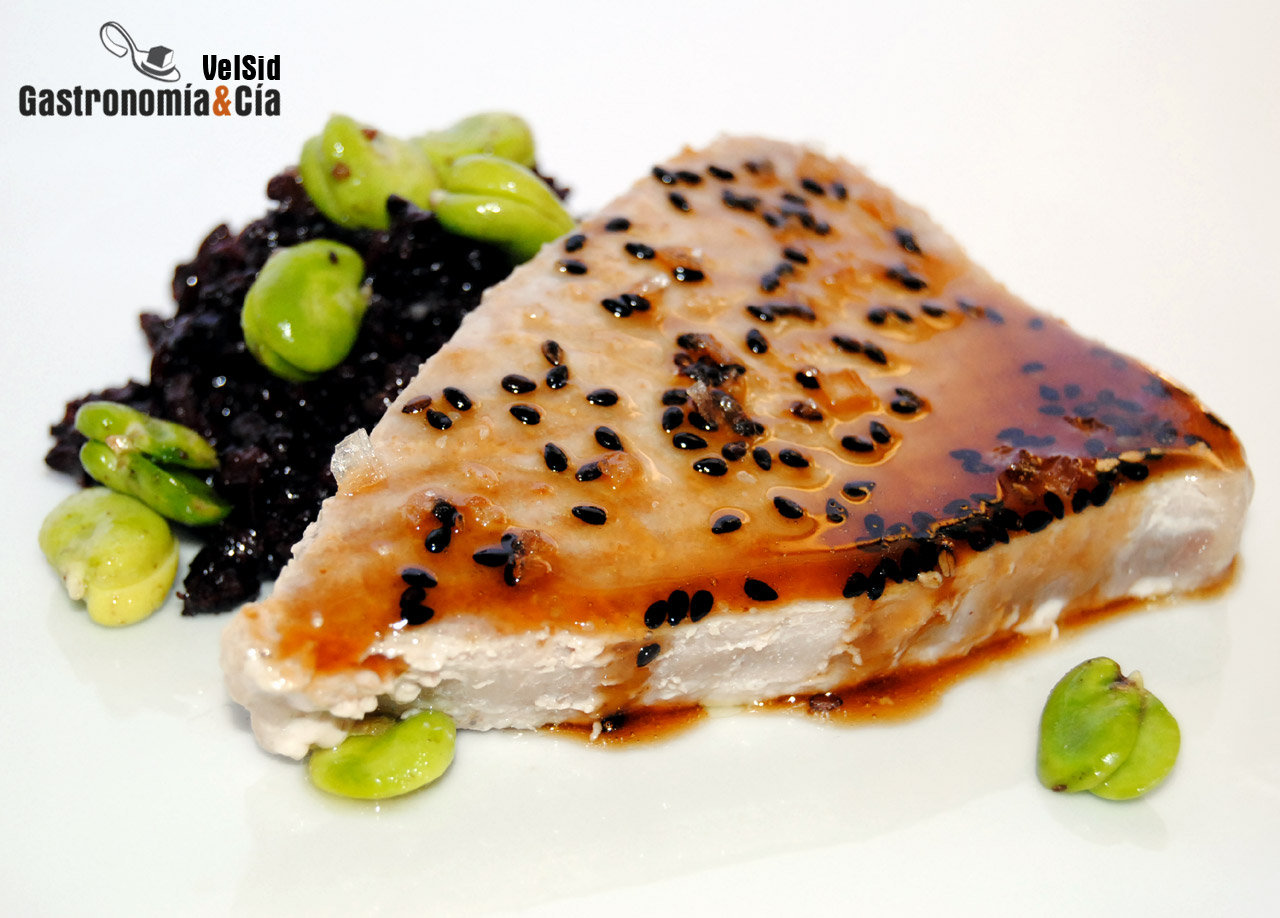 Atún glaseado con lima, arroz negro y habitas