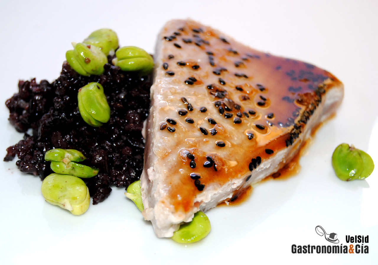 Atún glaseado con lima, arroz negro y habitas