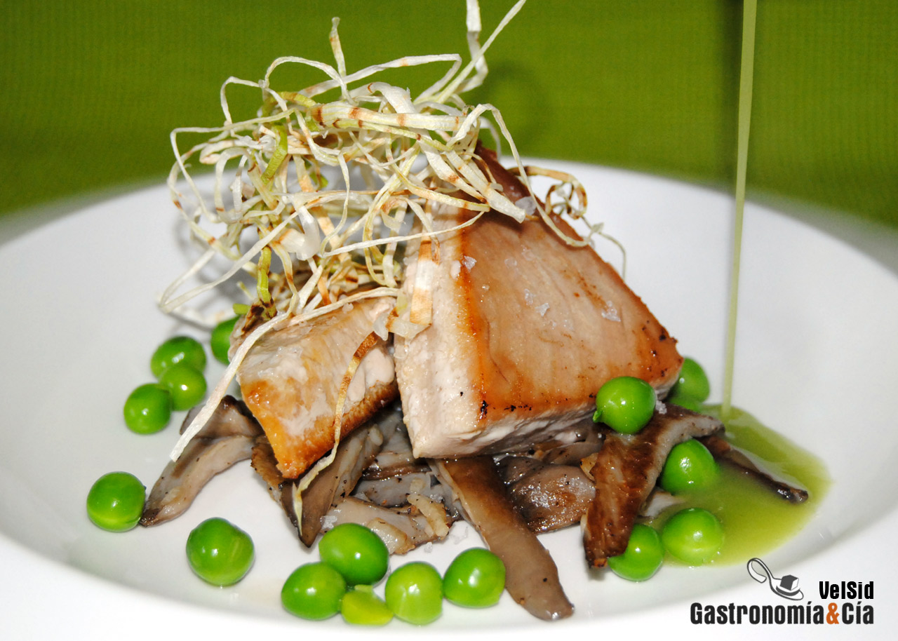 Atún con guisantes frescos y jugo de sus vainas