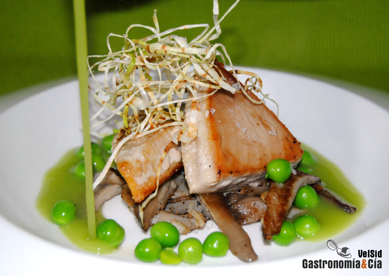 Atún con guisantes frescos y jugo de sus vainas