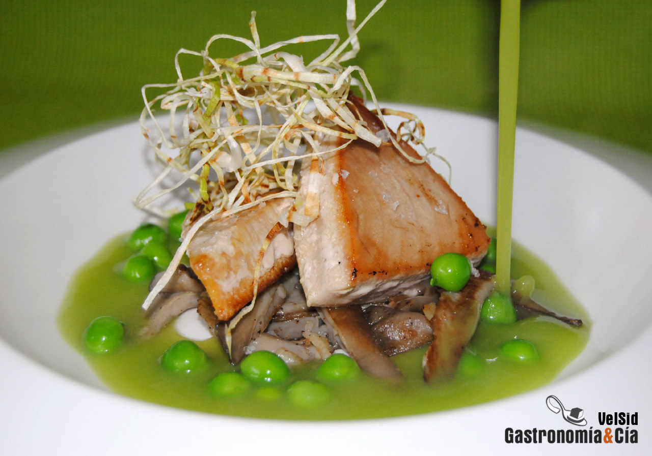 Atún con guisantes frescos y jugo de sus vainas