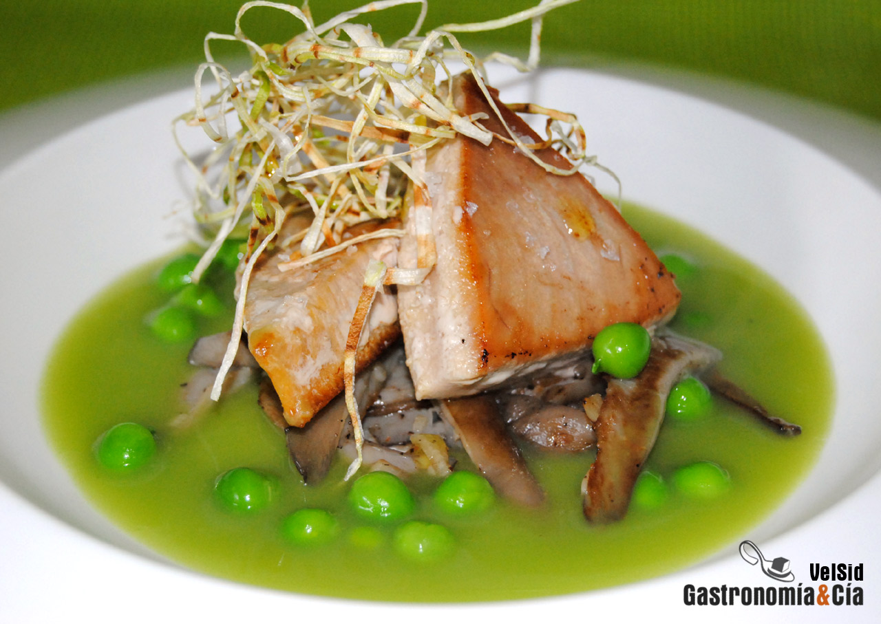 Atún con guisantes frescos y jugo de sus vainas