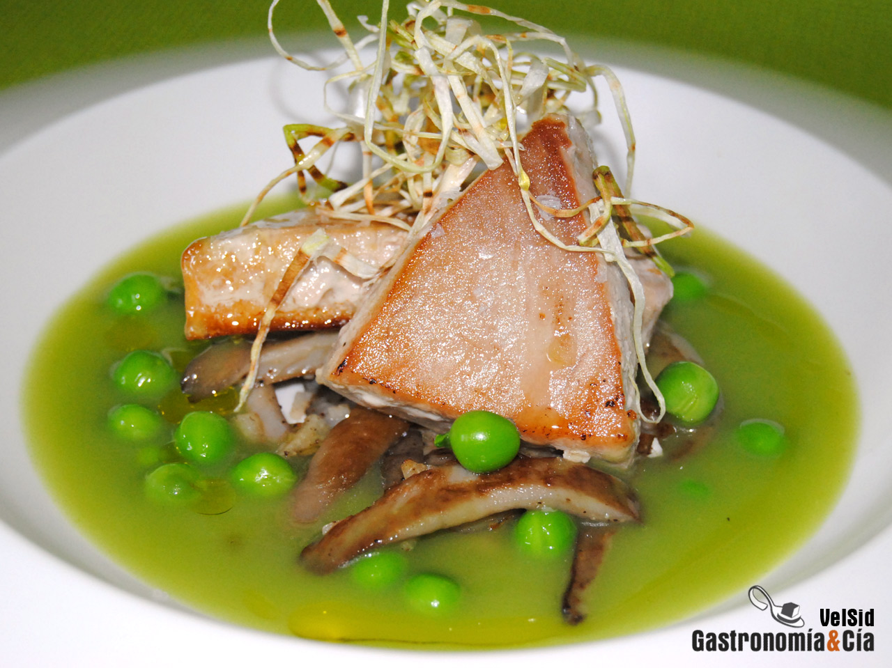 Atún con guisantes frescos y jugo de sus vainas