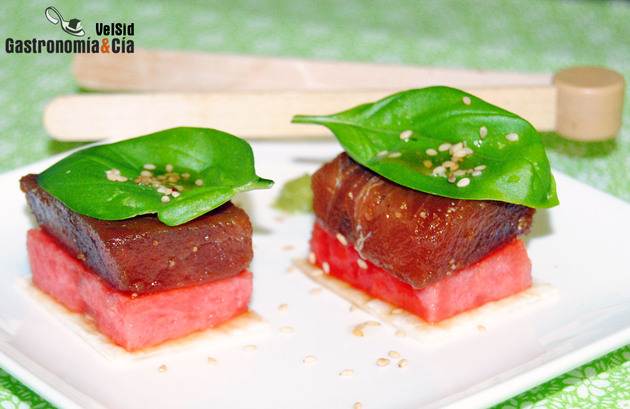 Atún marinado con sandía y albahaca