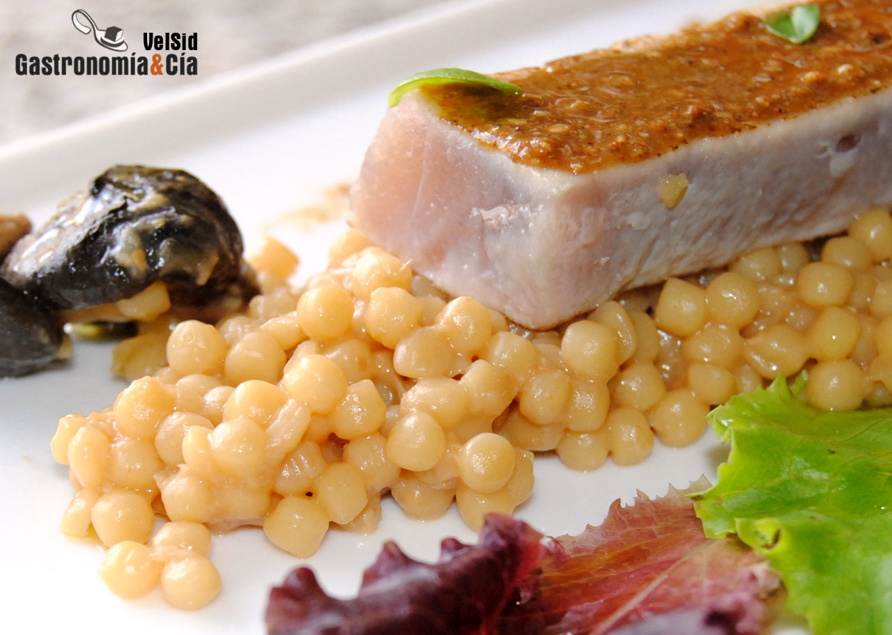 Atún con praliné de sésamo y piombi de miso rojo