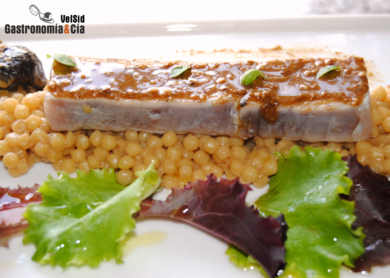 Atún con praliné de sésamo y piombi de miso rojo