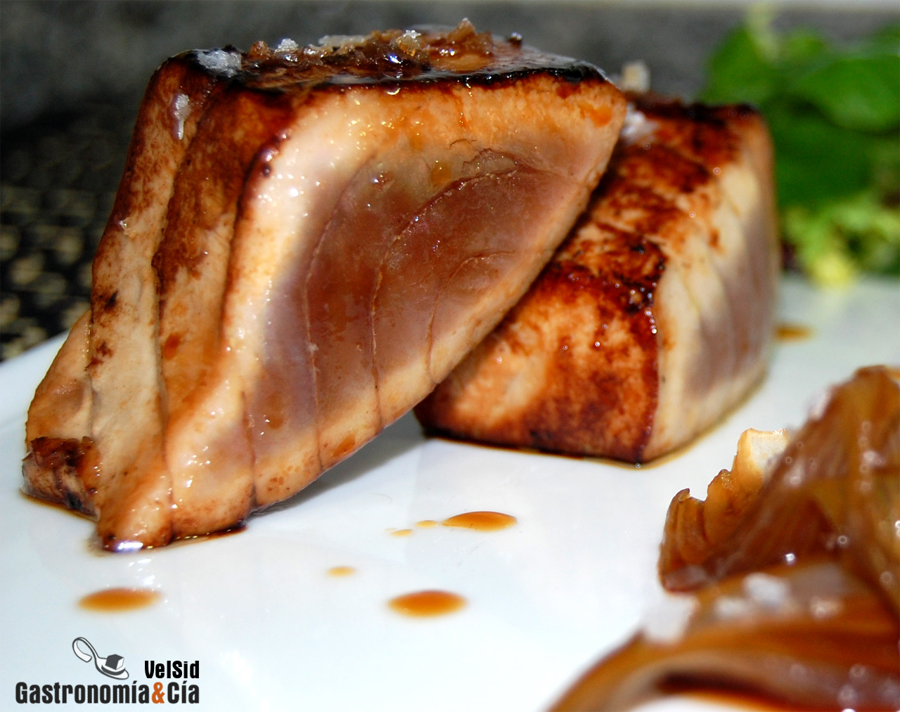 Atún teriyaki con cebolletas y bouquet de ensalada