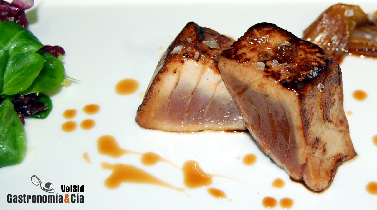 Atún teriyaki con cebolletas y bouquet de ensalada