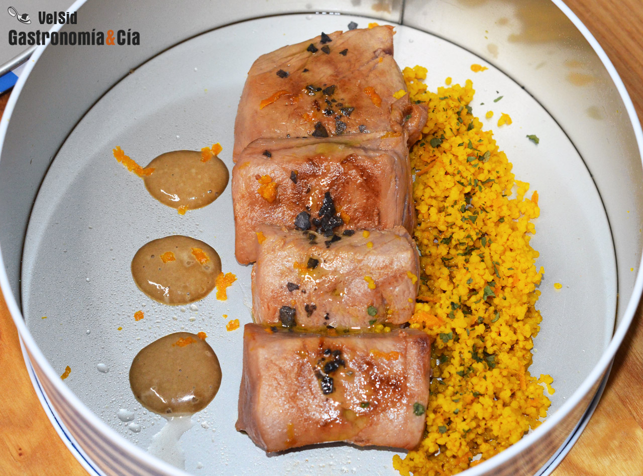 Atún marinado en soja y naranja con cuscús y mahonesa d