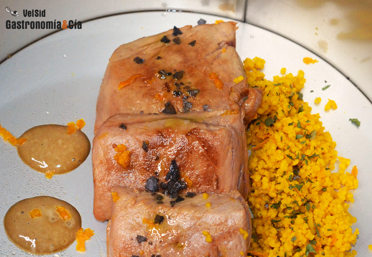 Atún marinado en soja y naranja con cuscús y mahonesa d