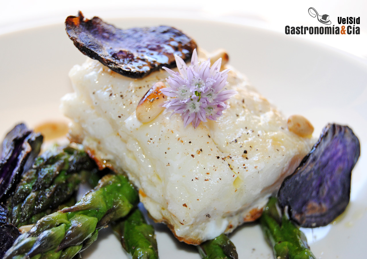 Bacalao con espárragos y chips de patata violeta